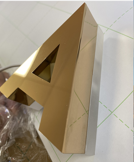 中高等的餐飲店招選擇什么樣的材質(zhì)做發(fā)光字成果比較好？