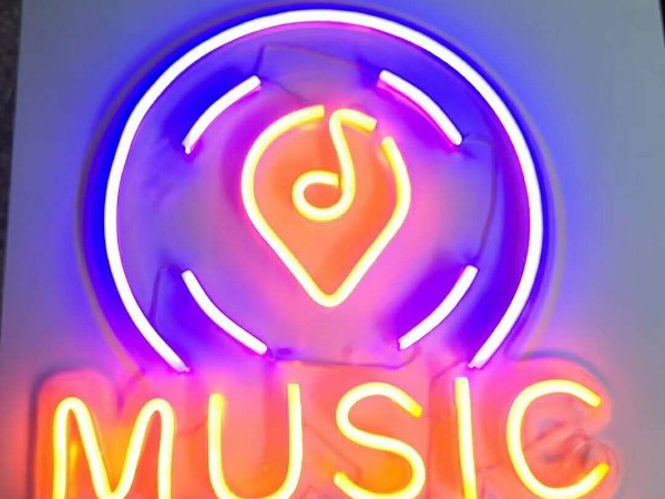 店鋪如何選擇合適的門(mén)頭發(fā)光字