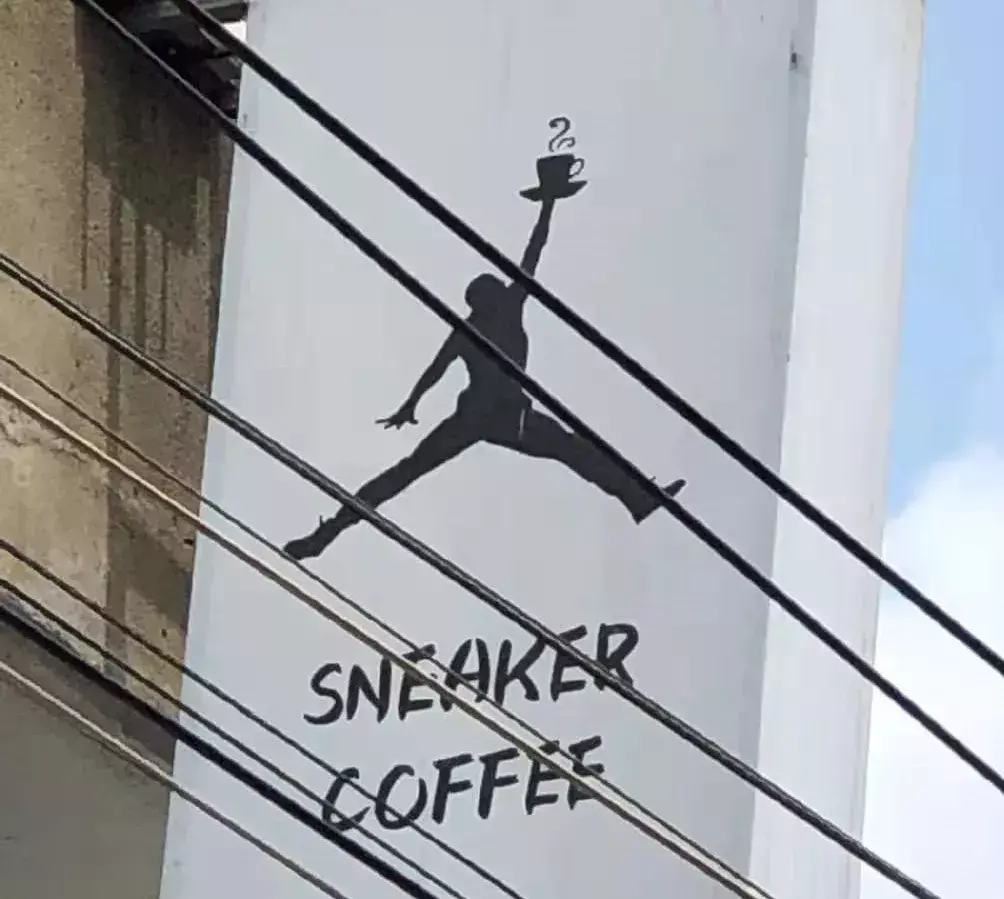 中國(guó)路邊的亞克力廣告牌，我能笑一年4