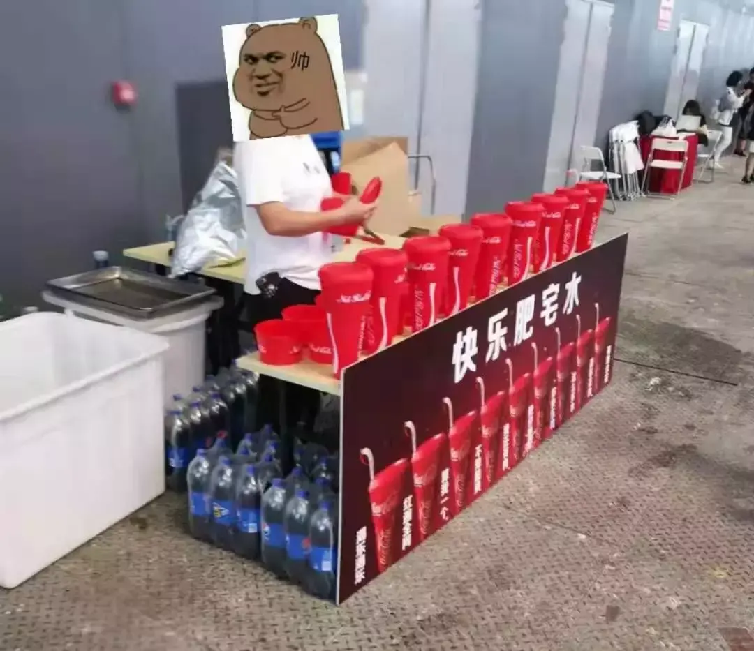 中國(guó)路邊的亞克力廣告牌，我能笑一年27