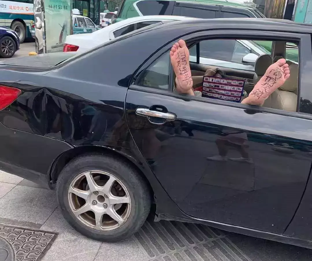 中國(guó)路邊的亞克力廣告牌，我能笑一年29