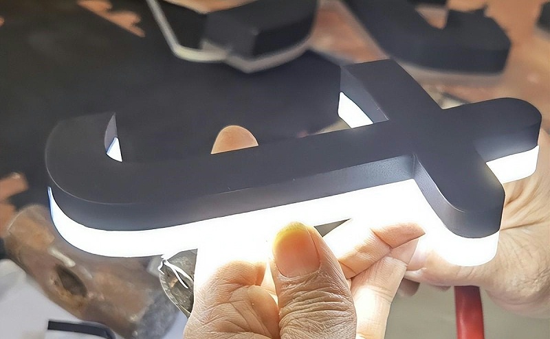 招牌發(fā)光字怎樣抉擇合適自己店鋪裝飾風格的燈火色溫？7